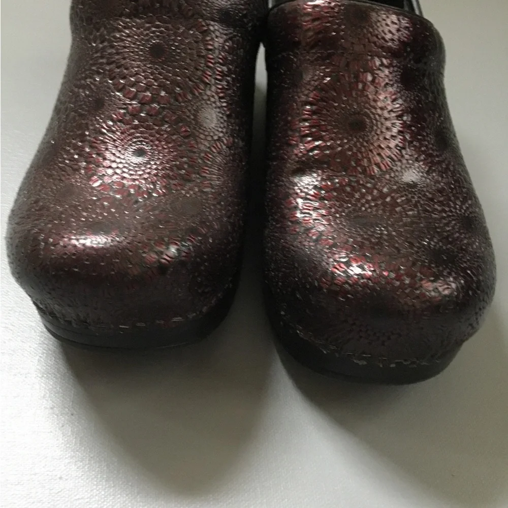 Dansko Medallion Burgundy Clogs Shoes - Picture 6 of 7